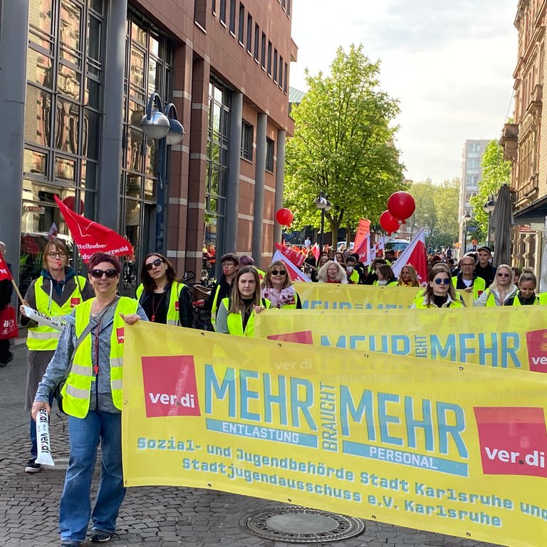 Dutzende Teilnehmer mit Plakaten laufen durch die Karlsruher Innenstadt und beteiligen sich am Kita-Streik. (Foto: SWR)
