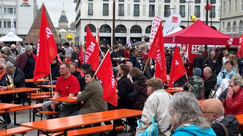 Teilnehmer der Maikundgebung in Karlsruhe (Foto: SWR)