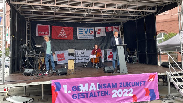 Bühne bei der Maikundgebung in Karlsruhe (Foto: SWR)