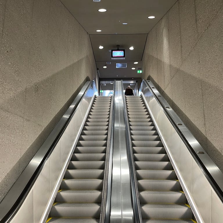 Die Rolltreppen mit ihrer Beleuchtung verleihen der U-Bahn in Karlsruhe einen größstädtischen Akzent. (Foto: SWR)