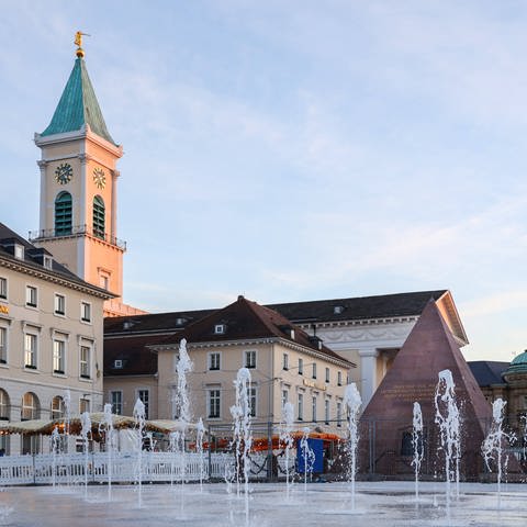 Wasserspiele auf dem Karlsruher Marktplatz. Im Hintergrund sind die Pyramide und die Stadtkirche zu sehen.  (Foto: imago images, imago images/Carmele/tmc-fotografie.de)
