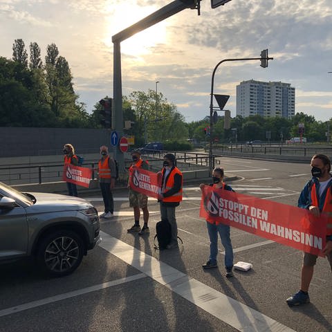 Klimaaktivisten "Letzte Generation" blockieren Abfahrt an Südtangente in Karlsruhe (Foto: SWR, SWR, Rebecca Plies)
