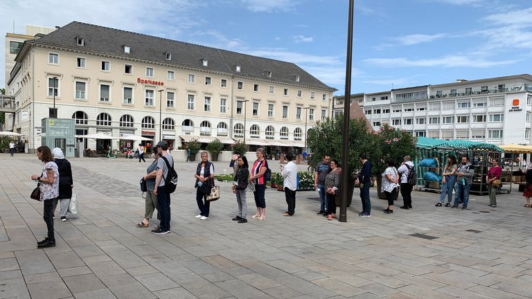 Standing in line for a €9 ticket at Karlsruhe Market Square (Photo: SWR)