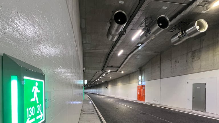 Drei der insgesamt 36 Lüfter im neuen Karlsruher Autotunnel (Foto: Pressestelle, KASIG)