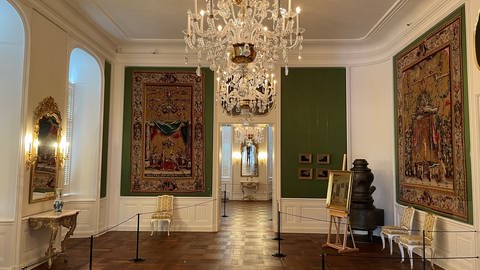 Barockes Zimmer mit Kronleuchter und Wandteppichen (Foto: SWR)