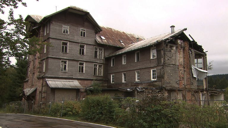 Verfallenes Kurhaus Hundseck an der Schwarzwaldhochstraße (Foto: SWR)