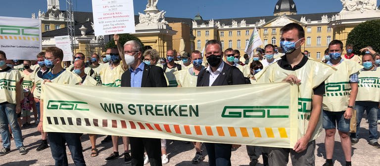 Lokführer der GdL mit Transparent bei Demonstration in Karlsruhe  (Foto: SWR, Foto: Wolfgang Hörter )
