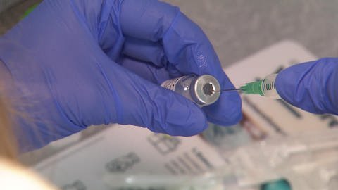 In der Hausarztpraxis von Nicola Buhlinger-Göpfarth in Pforzheim wird der Corona-Impfstoff in eine Spritze aufgezogen. (Foto: SWR)