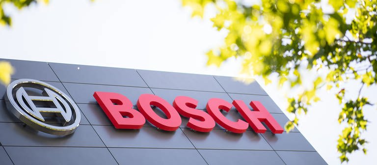 Das Logo und der Name des Maschinenbauunternehmens Bosch hängen an einem Gebäude. Am badischen Standort BühlBühlertal sollen rund 700 Vollzeitstellen abgebaut werden (Foto: dpa Bildfunk, picture alliance/dpa | Sebastian Gollnow)
