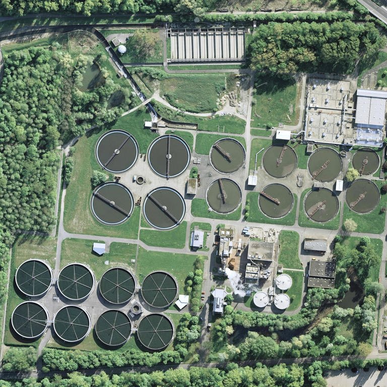 Luftbild der vielen Klärbecken im Karlsruher Klärwerk (Foto: Pressestelle, Stadt Karlsruhe)