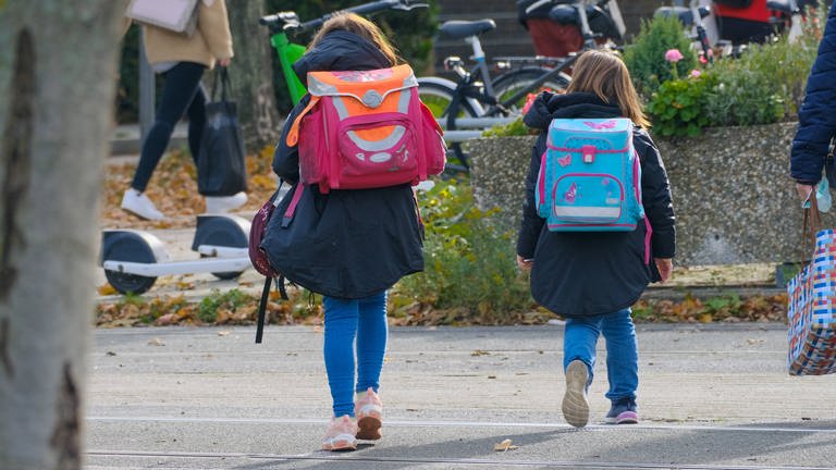 Elterntaxis sind an einer Bruchsaler Schule ein Problem  (Foto: IMAGO, IMAGO / Michael Gstettenbauer)