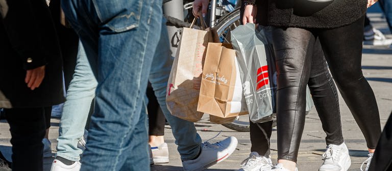 Kein verkaufsoffener Sonntag in Baden-Baden. Menschen in der Stadt mit Einkaufstüten (Foto: picture-alliance / Reportdienste, picture alliance/dpa | Markus Scholz)