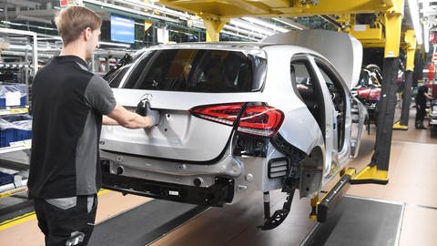Im Werk Rastatt der Daimler AG wird an einer A-Klasse der Mercedesstern angebracht. Ende September sollen 600 Leiharbeiter entlassen werden.  (Foto: dpa Bildfunk, picture alliance/dpa | Uli Deck)