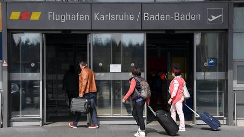 Eingang zum Flughafen KarlsruheBaden-Baden (Foto: dpa Bildfunk, Uli Deck)