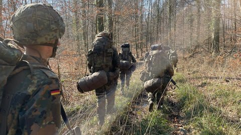 Soldaten laufen durch den Wald mit schwerem Gepäck (Foto: SWR)