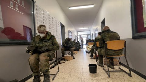 Am Ende des Biwaks müssen die Soldatinnen und Soldaten in der Kaserne ihre Waffen säubern (Foto: SWR)