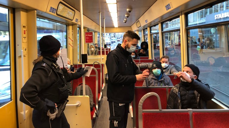 In Karlsruhe werden in Straßenbahnen und Bussen die Fahrgäste kontrolliert (Foto: SWR, SWR)
