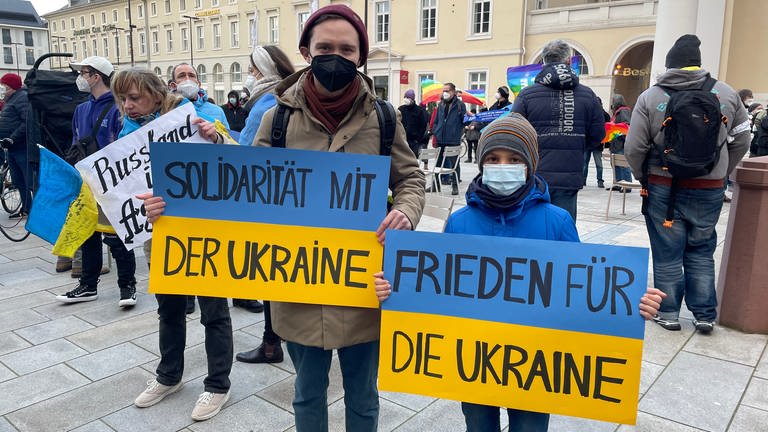 Mahnwache auf dem Karlsruher Marktplatz gegen den Krieg in der Ukraine  (Foto: SWR, Foto: Cornelia Stenull)