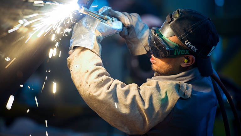 Ein Schweißer arbeitet an einem Stahlsegment (Foto: dpa Bildfunk, picture alliance/Patrick Pleul/dpa-Zentralbild/dpa)