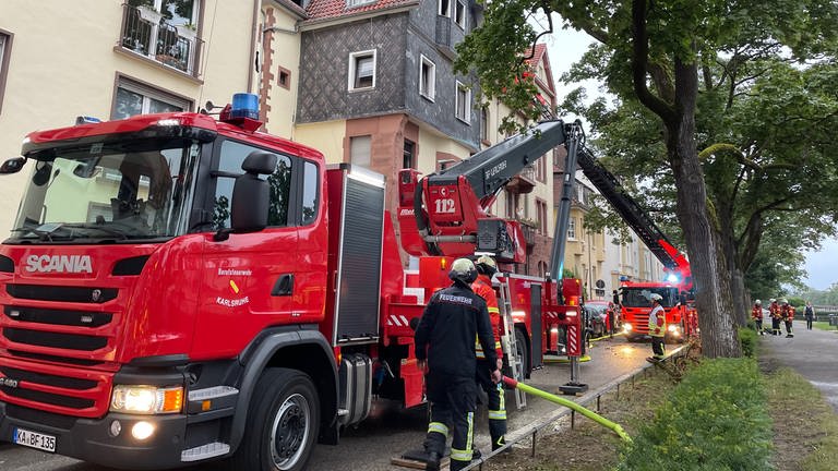 Drei Verletzte nach Dachstuhlbrand in Karlsruhe (Foto: SWR)