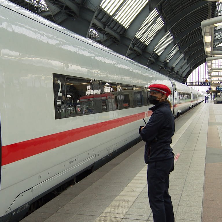 ICE fährt ab am Karlsruher Hauptbahnhof (Foto: SWR)