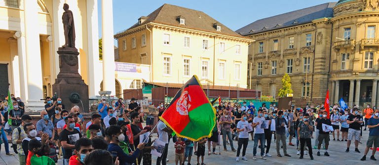 In Karlsruhe demonstrieren Menschen unter anderem für die Rechte von Ortskräften aus Afghanistan (Foto: SWR)