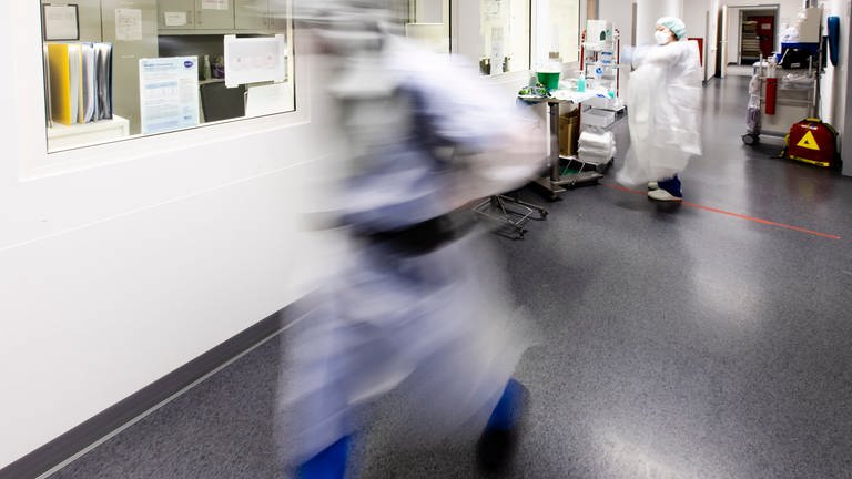 Arzt rennt durch Intensivstation einer Klinik (Foto: picture-alliance / Reportdienste, picture alliance/dpa | Frank Molter)