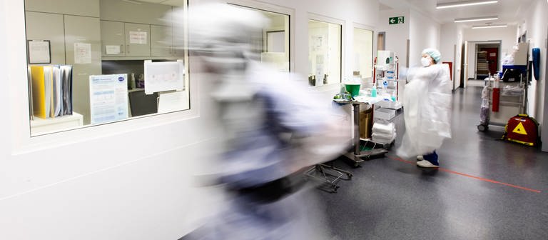Arzt rennt durch Intensivstation einer Klinik (Foto: picture-alliance / Reportdienste, picture alliance/dpa | Frank Molter)
