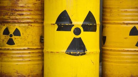 Gelbe Fässer mit Atommüll und dem Zeichen für Radioaktivität (Foto: picture-alliance / Reportdienste, picture alliance / dpa | Sebastian Kahnert)