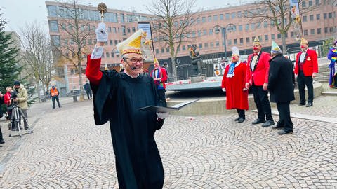 Michael Maier, der Präsident des Festausschusses Karlsruher Fastnacht, feiert den Fastnachtsauftakt 2021 (Foto: SWR)