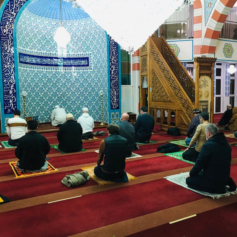 Muslime während eines Gebets in der Fatih-Moschee in Pforzheim (Foto: SWR)