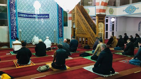Muslime während eines Gebets in der Fatih-Moschee in Pforzheim (Foto: SWR)