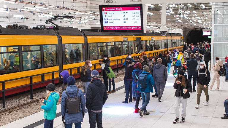 Viele Karlsruher wollten die Eröffnung des Straßenbahntunnels am vergangenen Wochenende nicht verpassen (Foto: Pressestelle, KVV )