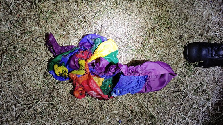 Die Reste einer verbrannten Regenbogenflagge.  (Foto: Privat / Armilla Brandt)