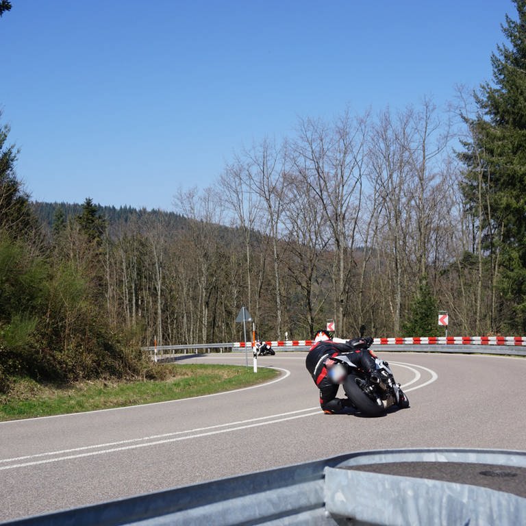 Ein Motorradfahrer legt sich auf der B500 bei Baden-Baden in die Kurve. (Foto: SWR)