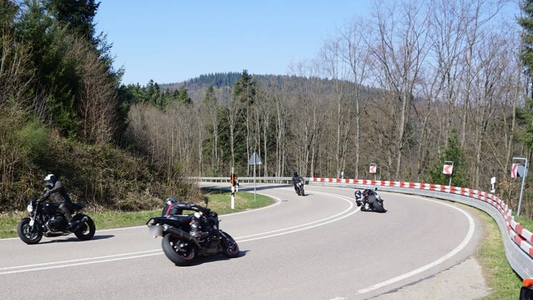Mehrere Motorräder sind bei Sonnenschein auf der B500 unterwegs. (Foto: SWR)