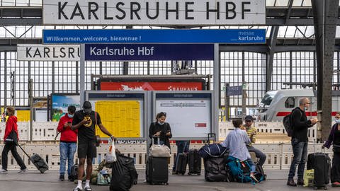 Volle Züge auch am zweiten 9-Euro-Ticket-Wochenende in Karlsruhe (Foto: IMAGO, IMAGO / Arnulf Hettrich)