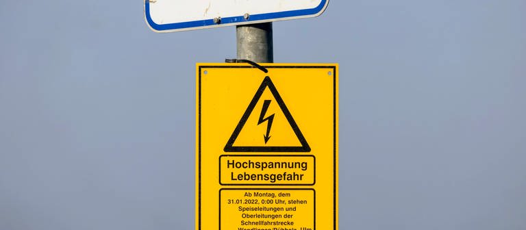 Warnschild Bahnanlage Hochspannung (Foto: IMAGO, IMAGO / Arnulf Hettrich)