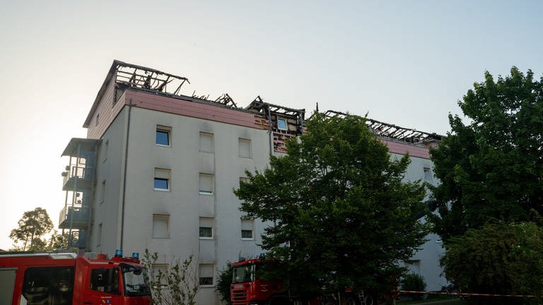 Ausgebrannter Dachstuhl in der Karlsruher Nordstadt (Foto: SWR)