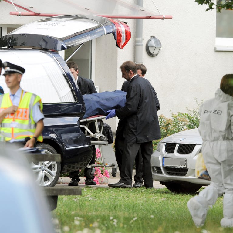 Juli 2012: Die Geiselnahme in Karlsruhe mit fünf Toten. Die Leichen der Verstorbenen werden abtransportiert. (Foto: picture-alliance / Reportdienste, picture alliance/dpa/Uli Deck)