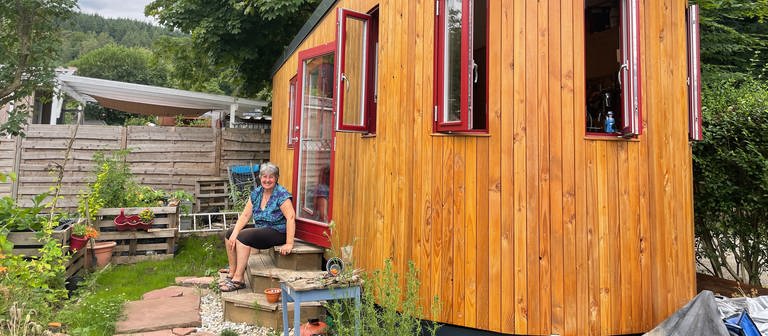 Gudrun Praetorius vor ihrem 19 Quadratmeter großen Tiny House. (Foto: SWR)