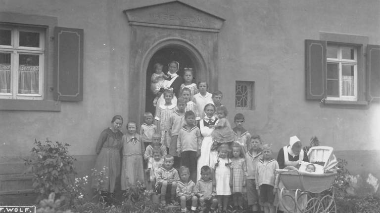 1923 Kindergruppe vor dem Sperlingshof (Foto: Pressestelle, Sperlingshof)