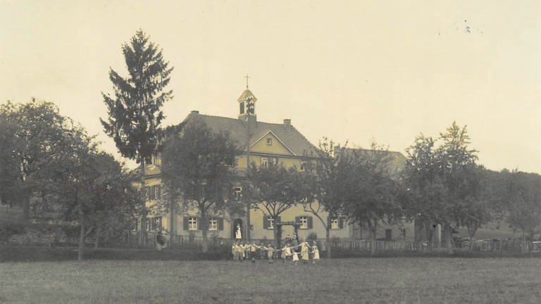 1923 Alter Sperlingshof Strassenansicht (Foto: Pressestelle, Sperlingshof)