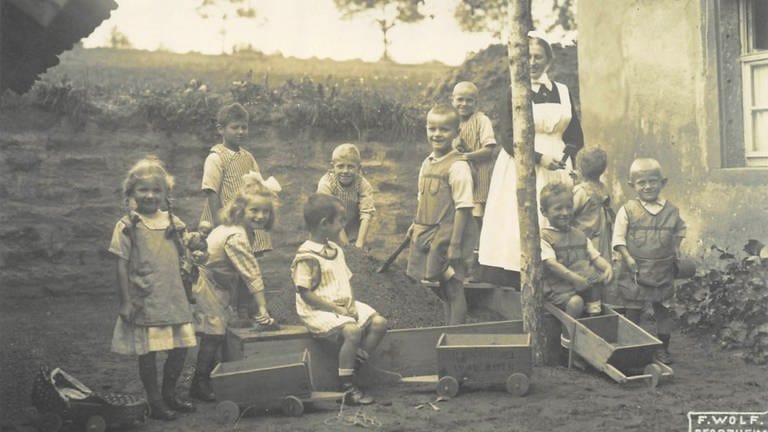 1923 Kindergruppe beim Sielen (Foto: Pressestelle, Sperlingshof)