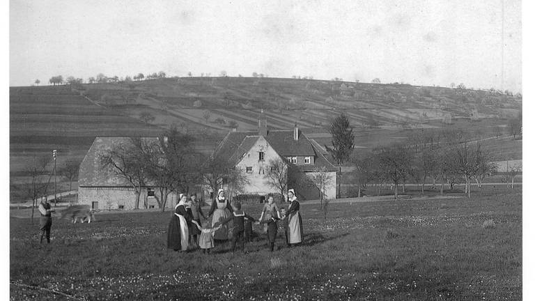 1923 Ringelreigen mit Diakonissen auf der Wiese oberhalb des alten Sperlingshofes (Foto: Pressestelle, Sperlingshof)
