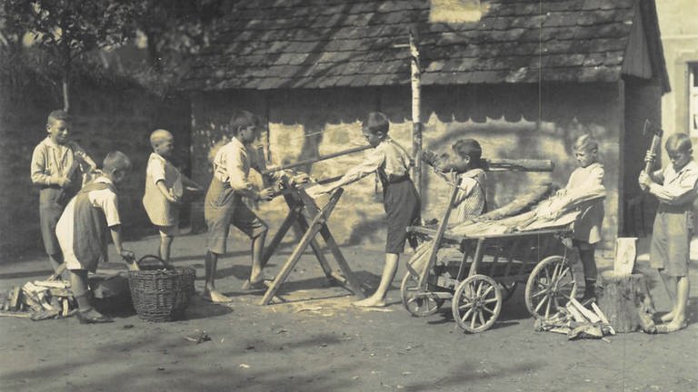 1923 Jungengruppe beim Holzsägen (Foto: Pressestelle, Sperlingshof)