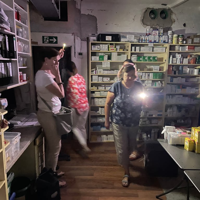 Apothekerin bringt Medikamente in Eiscafé (Foto: SWR)