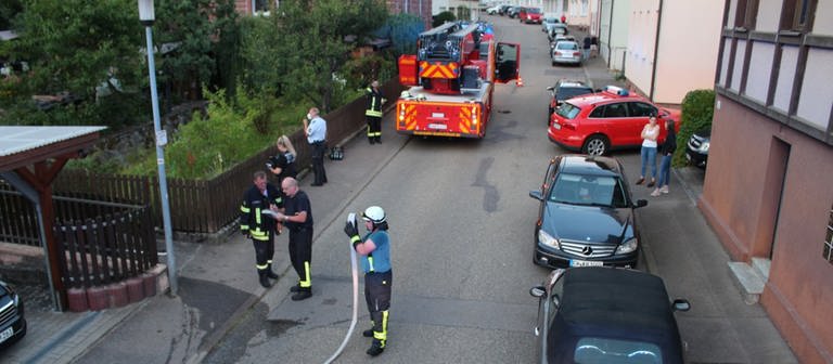 Bei einem Brand in Calmbach ist ein Mann lebensgefährlich verletzt worden. (Foto: Pressestelle, Kreisfeuerwehrverband Calw e.V.)