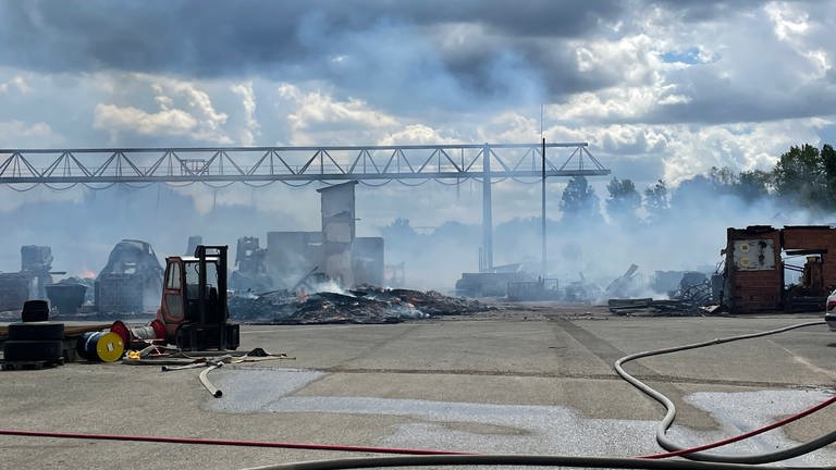 Rauchschwaden über dem abgebrannten Sägewerk im Elsass (Foto: SWR, SWR)