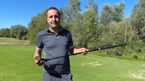Mann hält Golfschläger in der Hand (Foto: SWR, SWR, Vuc Dajovic)
